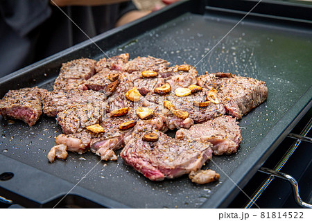 バーベキュー、キャンプ飯、外で過ごす休日、ガーリックステーキ、アウトドア料理 81814522