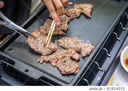 バーベキュー、キャンプ飯、外で過ごす休日、ガーリックステーキ、アウトドア料理 81814533