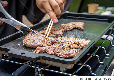 バーベキュー、キャンプ飯、外で過ごす休日、ガーリックステーキ、アウトドア料理 81814535