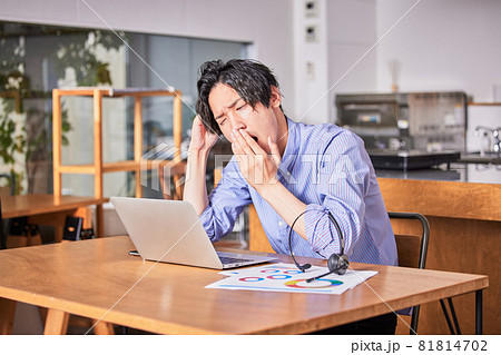 テレワーク（リモート）疲れの若い男性 81814702