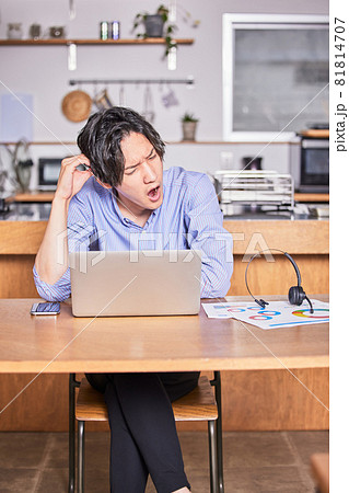 テレワーク（リモート）疲れの若い男性 81814707