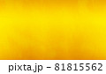 金色のテクスチャ。ザラついた質感の背景素材。 81815562
