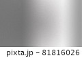 メタリックな質感を持つ銀色の背景。ステンレスやアルミを感じさせるシルバーの素材。 81816026