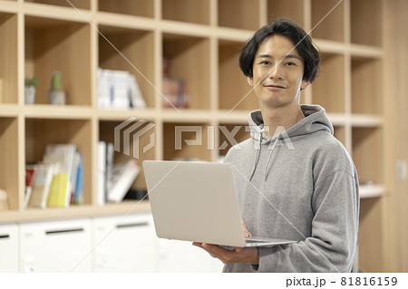 シェアオフィスで仕事をする男性　 81816159