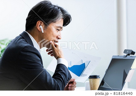 Web会議システムを活用するビジネスマン 81816440