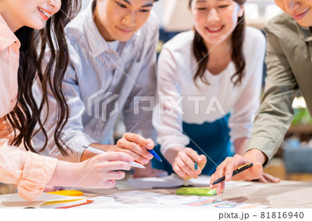 会議するビジネスマン 撮影協力:Creadisce(丸善雄松堂株式会社) 会議するビジネスマン 撮影協力:Creadisce(丸善雄松堂株式会社) 81816940