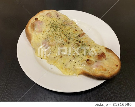 ベーコンとソーセージのカルボ風ナンピザ ベーコンとソーセージのカルボ風ナンピザ 81816996