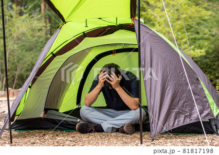 アウトドア　テントで過ごす休日　キャンプ　考え事 81817198