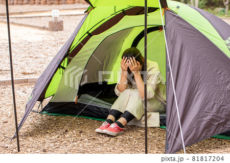 アウトドア　テントで過ごす休日　キャンプ　考え事 81817204