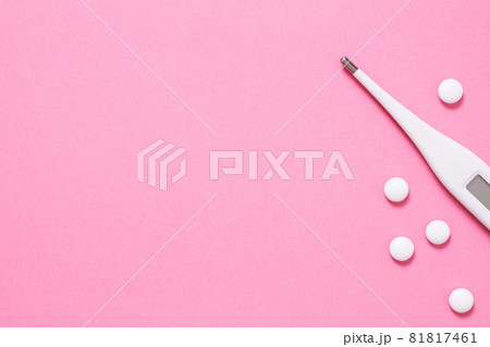 クスリと体温計 女性の為のヘルスケアイメージ クスリと体温計 女性の為のヘルスケアイメージ 81817461