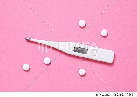 クスリと体温計 女性の為のヘルスケアイメージ クスリと体温計 女性の為のヘルスケアイメージ 81817463