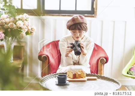 カフェ カメラ 女性 カフェ カメラ 女性 81817512