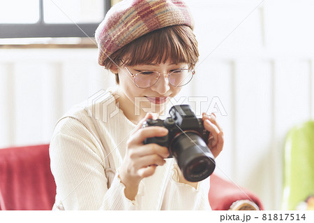 カフェ カメラ 女性 カフェ カメラ 女性 81817514