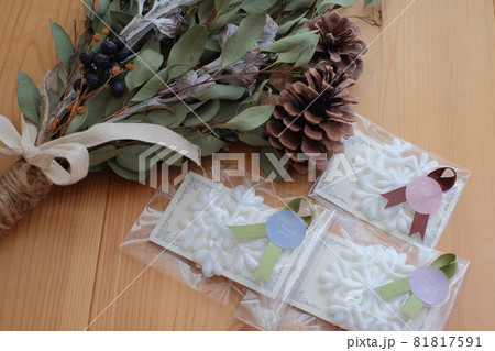 ユーカリのスワッグとプレゼント 81817591