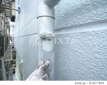 外壁と同じ色で縦樋を塗装 81817804