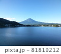夏の富士山と湖 81819212
