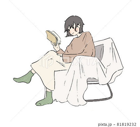 落ち着く部屋でソファに腰かけ読書しながらくつろいでいる若い女性 81819232