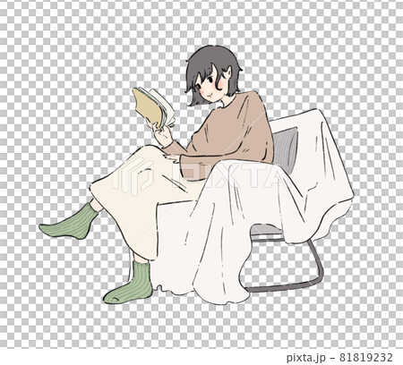 落ち着く部屋でソファに腰かけ読書しながらくつろいでいる若い女性 81819232