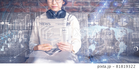 新聞を読む女性 81819322