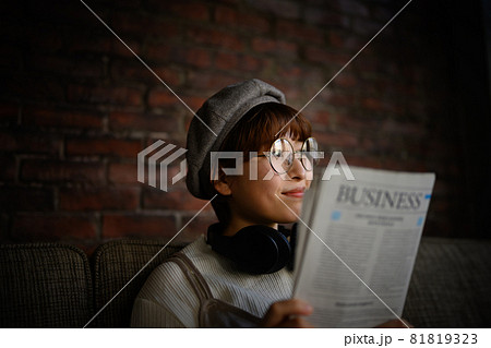 新聞を読む女性 81819323