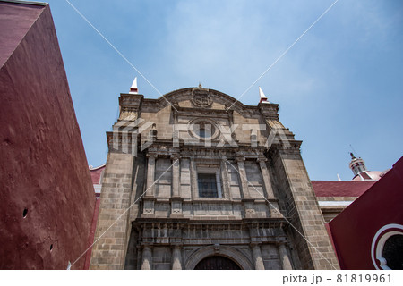 メキシコ　プエブラの歴史地区の中にある教会 81819961