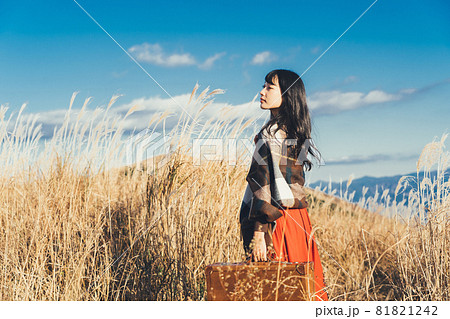 高原を旅する女性 81821242