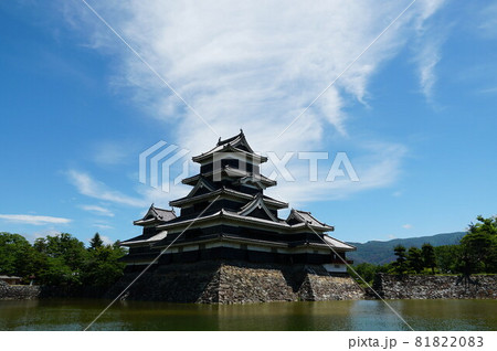 何度目かの松本城公園。 天守の上を龍の如く雲が駆け上がって行きます。 何度目かの松本城公園。 天守の上を龍の如く雲が駆け上がって行きます。 81822083