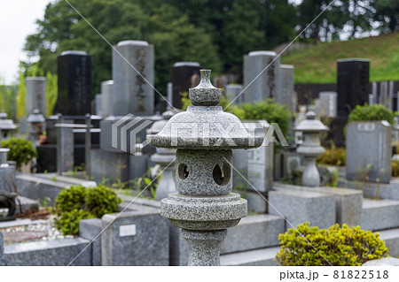 雨の日の墓地の石灯籠と墓石 雨の日の墓地の石灯籠と墓石 81822518
