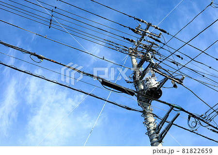 青空と雲と電信柱と電線、背景素材 青空と雲と電信柱と電線、背景素材 81822659
