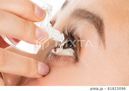 点眼する女性 81823096