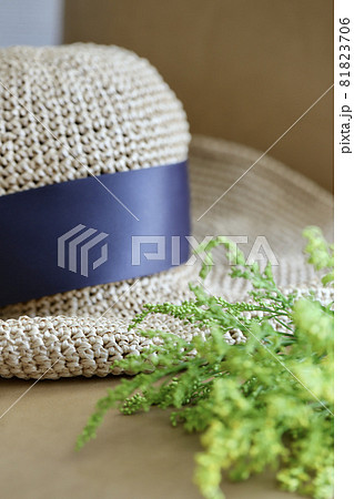 手編みの帽子 ラフィアの帽子と小さい黄色の花 手編みの帽子 ラフィアの帽子と小さい黄色の花 81823706