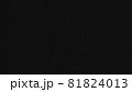 黒い砂嵐の背景素材。ノイズの入ったテクスチャ。 81824013