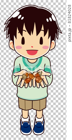 拾った大きなどんぐりを見せるかわいい男の子 81824028