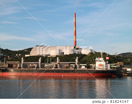フェリー船上から見る佐賀関の港湾風景 フェリー船上から見る佐賀関の港湾風景 81824147