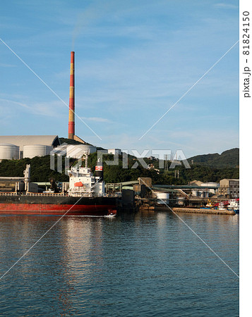 フェリー船上から見る佐賀関の港湾風景 フェリー船上から見る佐賀関の港湾風景 81824150