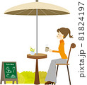 オープンカフェでくつろぐ女性 81824197