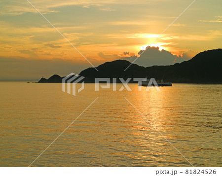 船上から眺める佐多岬半島の夕焼け 81824526