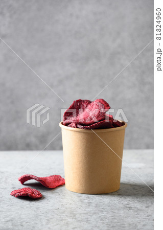 Vegetable beetroot vegan chips in craft box. 81824960