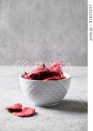 Vegetable beetroot vegan chips in gray bowl. 81825037