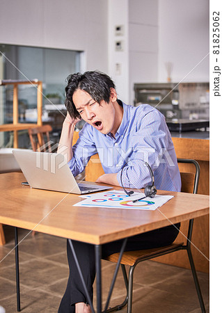 テレワーク(リモート)疲れの若い男性 テレワーク(リモート)疲れの若い男性 81825062