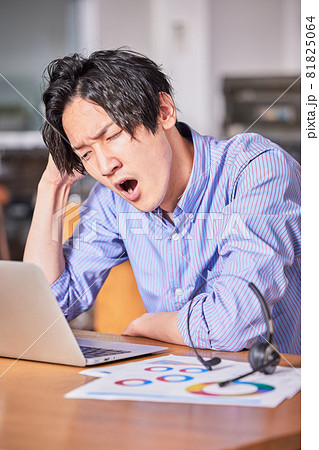 テレワーク(リモート)疲れの若い男性 テレワーク(リモート)疲れの若い男性 81825064