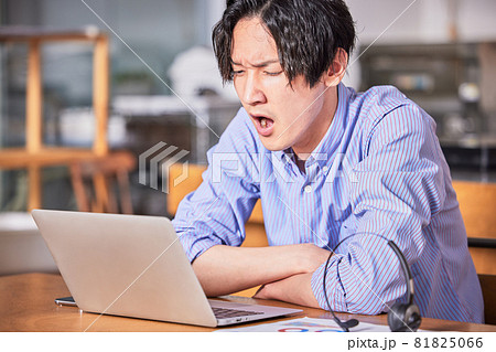 テレワーク（リモート）疲れの若い男性 81825066