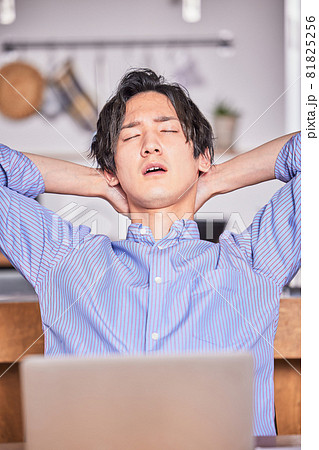 テレワーク(リモート)疲れの若い男性 テレワーク(リモート)疲れの若い男性 81825256