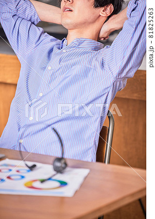 テレワーク(リモート)疲れの若い男性 テレワーク(リモート)疲れの若い男性 81825263