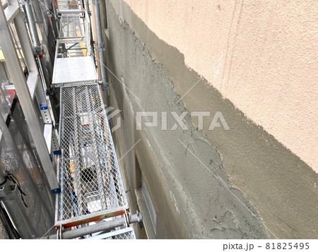 外壁を綺麗に補修する作業 81825495