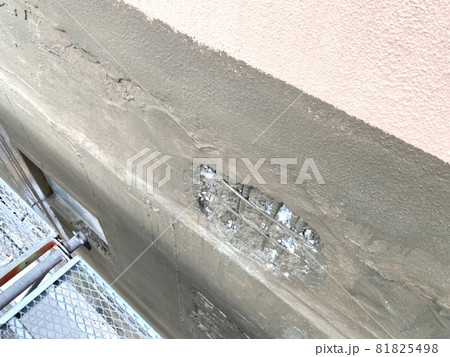 セメントを塗る前の下塗り 81825498