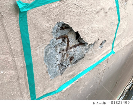 鉄筋が錆びて爆裂を起こした外壁 鉄筋が錆びて爆裂を起こした外壁 81825499