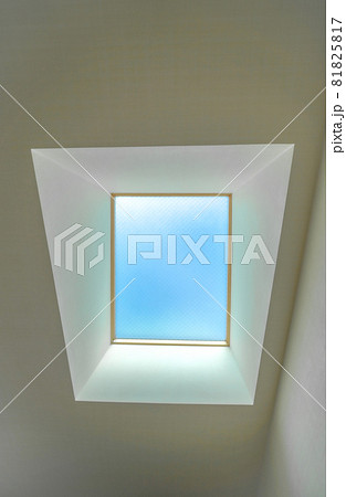 家の天窓　青い空 81825817