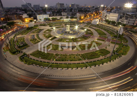 Wongwian Yai, Bangkok, Thailand.Match 3 2019 Traffic light with long haul cars is a line around the big circle. 81826065