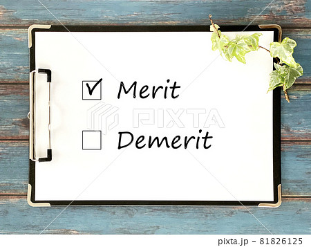 クリップボードに挟んだ白い用紙_青色木板背景 _横_MeritとDemeritの文字入り クリップボードに挟んだ白い用紙_青色木板背景 _横_MeritとDemeritの文字入り 81826125